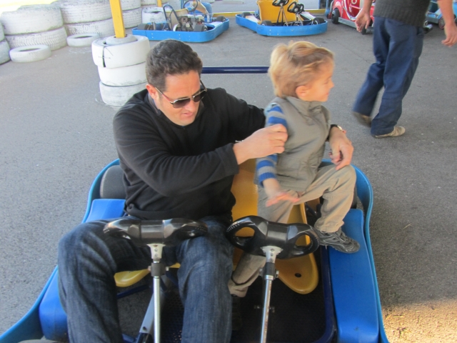  Andar de kart com o pequeno 